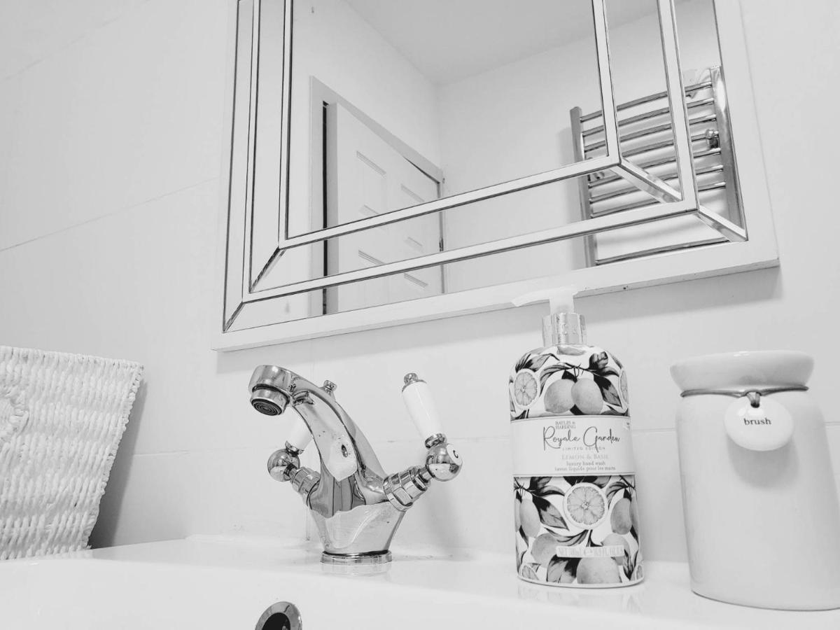 Romeo & Juliet'S With Private Parking Apartment สแตรทฟอร์ด อะพอน เอวอน ภายนอก รูปภาพ