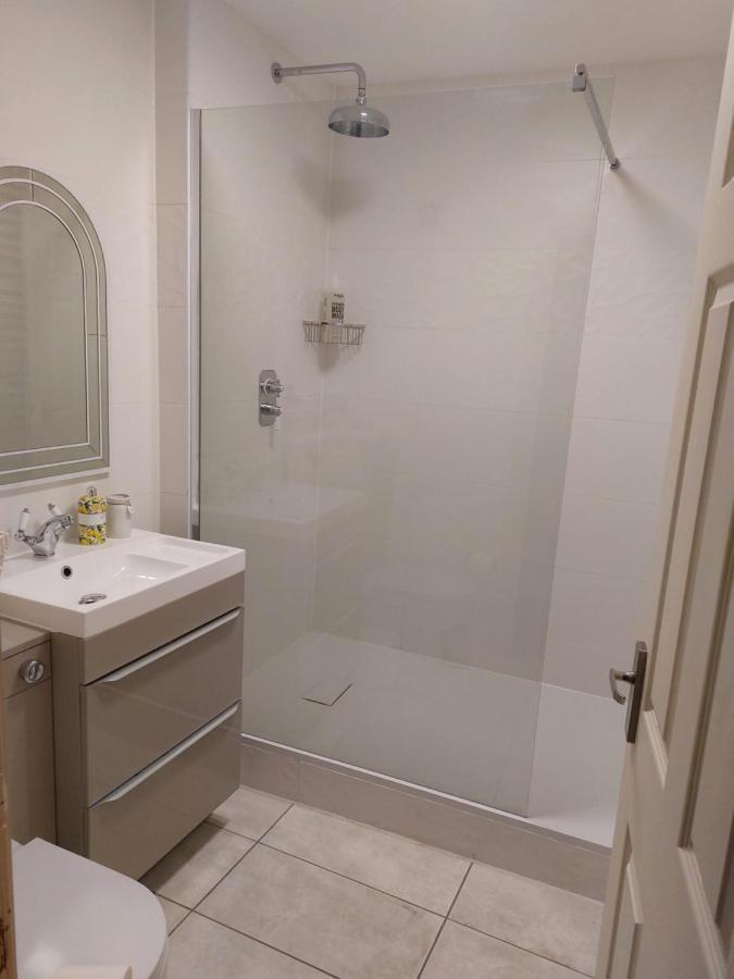 Romeo & Juliet'S With Private Parking Apartment สแตรทฟอร์ด อะพอน เอวอน ภายนอก รูปภาพ